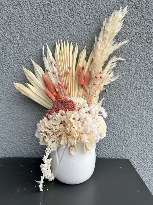 Eine Komposition aus getrockneten Blumen