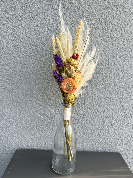 Blumenstrauß aus Trockenblumen in einer Vase